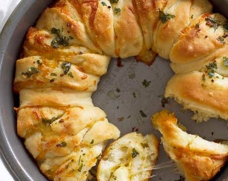 Easy Cheesy Garlic Herb Pull-Apart Bread suggested serving